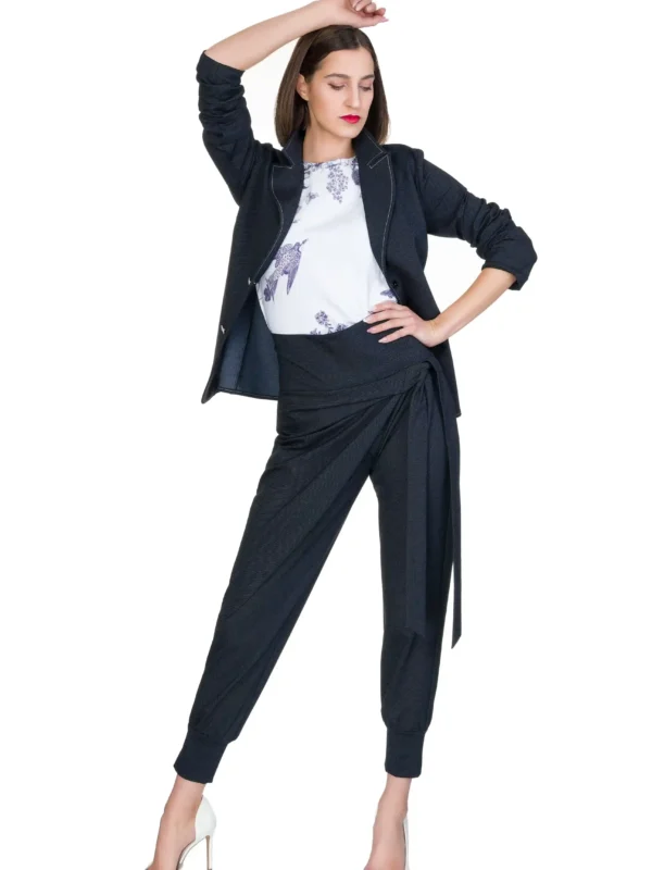 Akinora hlače z asimetrično gubo na modelu elegantne ženske hlače kombinacija blazer