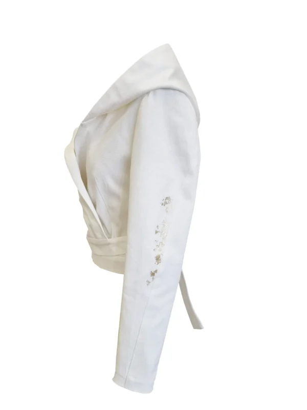 Akinora bela jeans jakna s kapuco stranski pogled detajl rokav