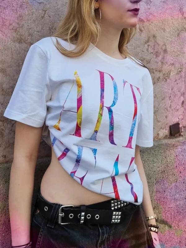 Bela majica s potiskom Art Beat na modelu