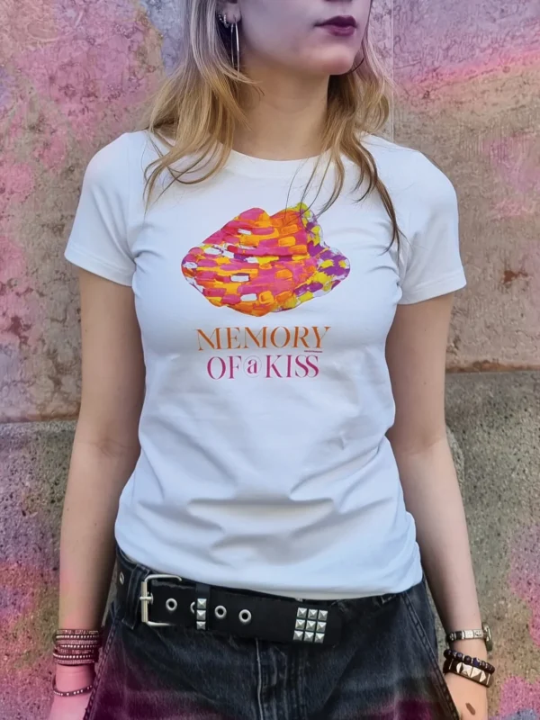 Bela majica z oranznim potiskom Memory of a Kiss na modelu