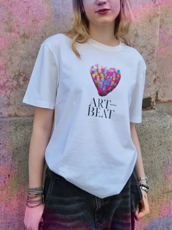 Bela majica s potiskom Pink Heart na modelu