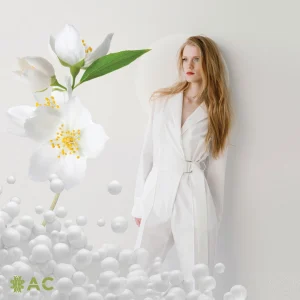 Akinora Celin bel outfit z detajli cvetja – eleganten stil iz Akinora showroom Ljubljana