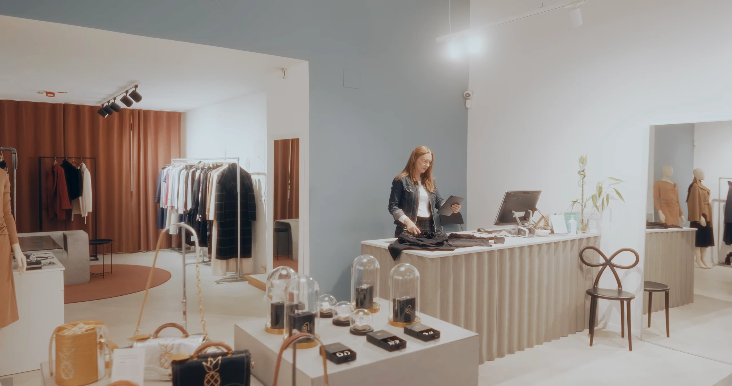 Mojca Celin v svojem ateljeju Akinora Celin